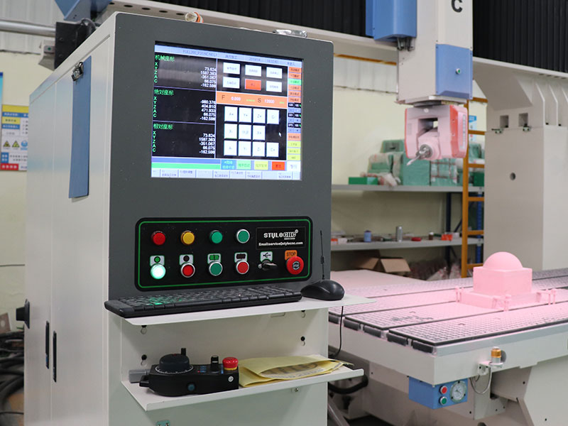 配備新代 控制系統(tǒng)的五軸數(shù)控雕刻機(jī) 配備新代 控制系統(tǒng)的五軸數(shù)控雕刻機(jī)