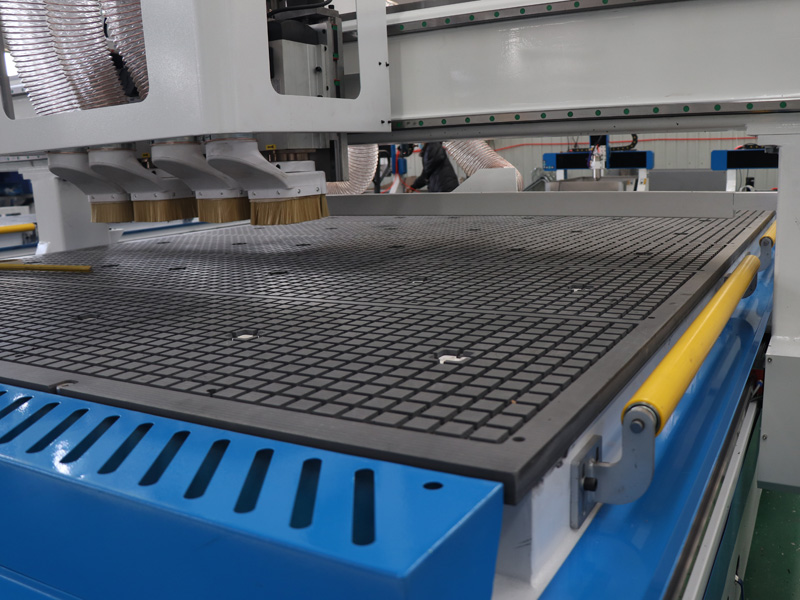 出售工業(yè)自動換刀數(shù)控雕刻機配備4個主軸