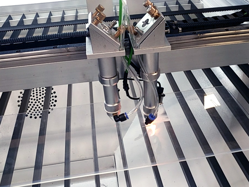 價格實惠的激光雕刻機，適用于皮革、織物、紙張、牛仔褲