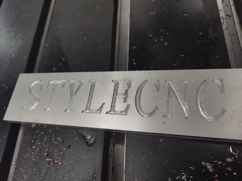 用于金屬標牌制作的自動數(shù)控銑床 用于金屬標牌制作的自動數(shù)控銑床