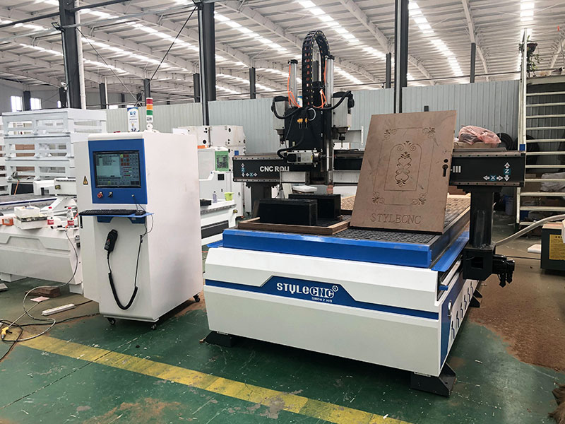 經濟實惠的數控木工雕刻機，適用于門制作項目