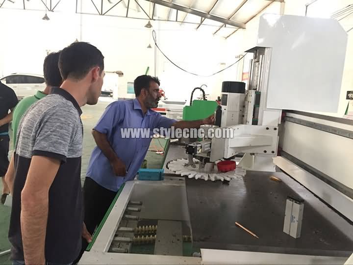 自動(dòng)換刀裝置數(shù)控銑床 自動(dòng)換刀裝置數(shù)控銑床