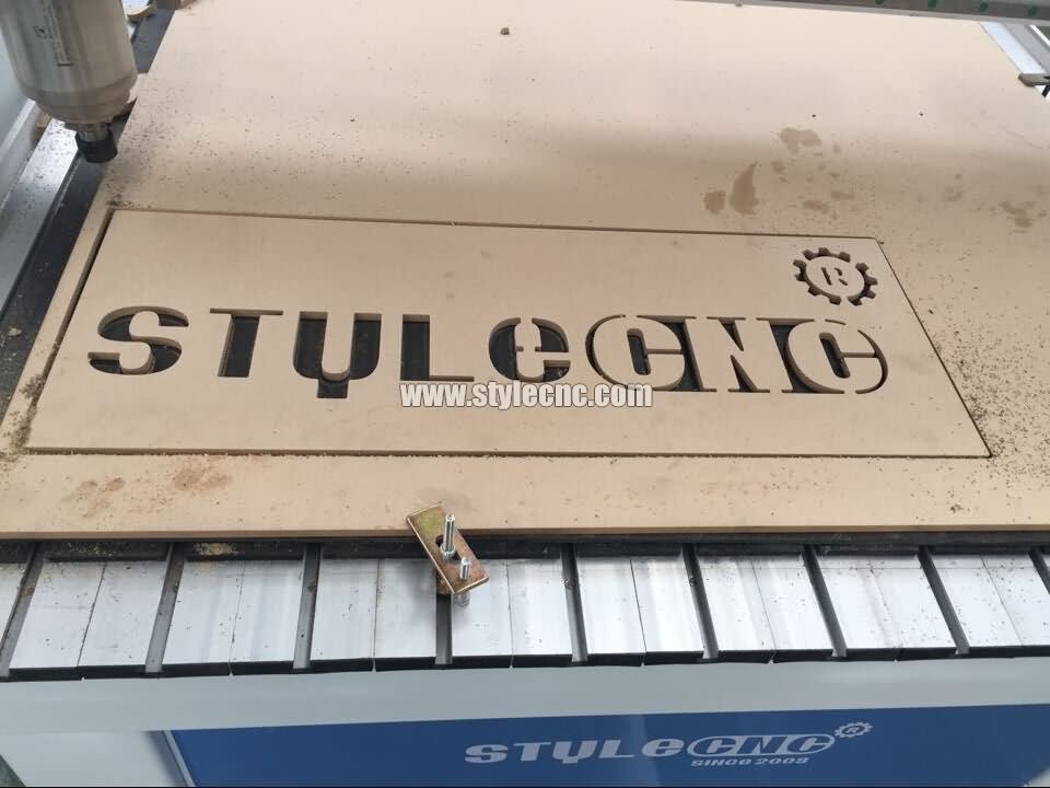 用于木標(biāo)牌雕刻項目的數(shù)控雕刻機