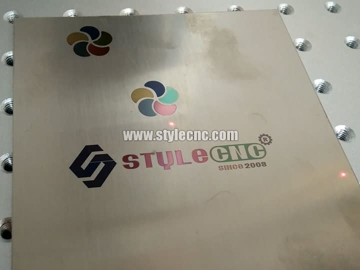 不銹鋼標(biāo)牌制作項(xiàng)目采用彩色激光雕刻機(jī)