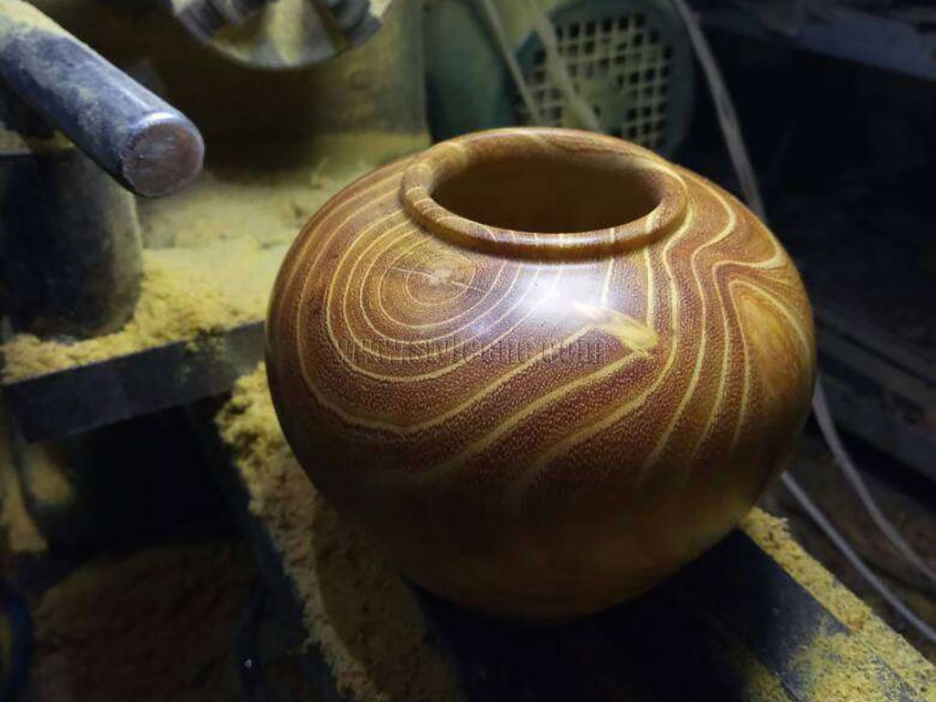 采用數(shù)控木工車床進(jìn)行 Cudrania Tricuspidata 木罐和罐子車削項(xiàng)目