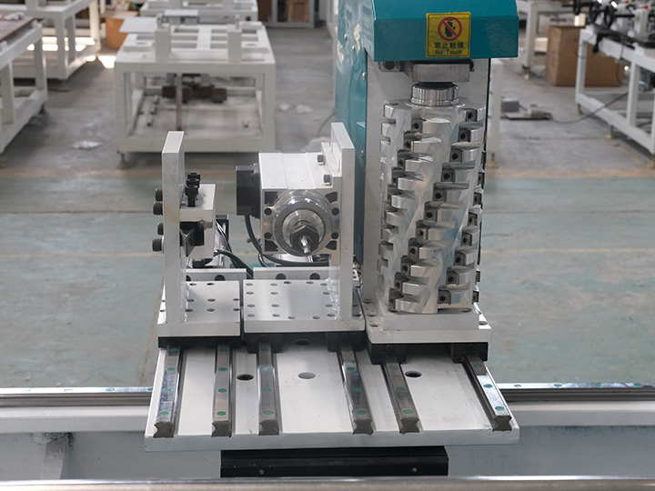 3 個獨立控制的切削刀具 3 個獨立控制的切削刀具