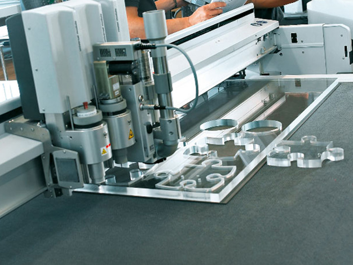 無(wú)模刀切割 PVC 軟玻璃