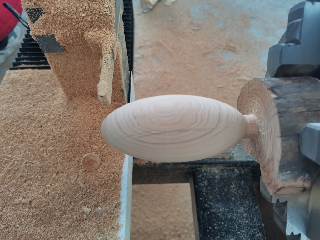 適合業(yè)余愛好者制作天然橢圓形木珠的小型木工車床